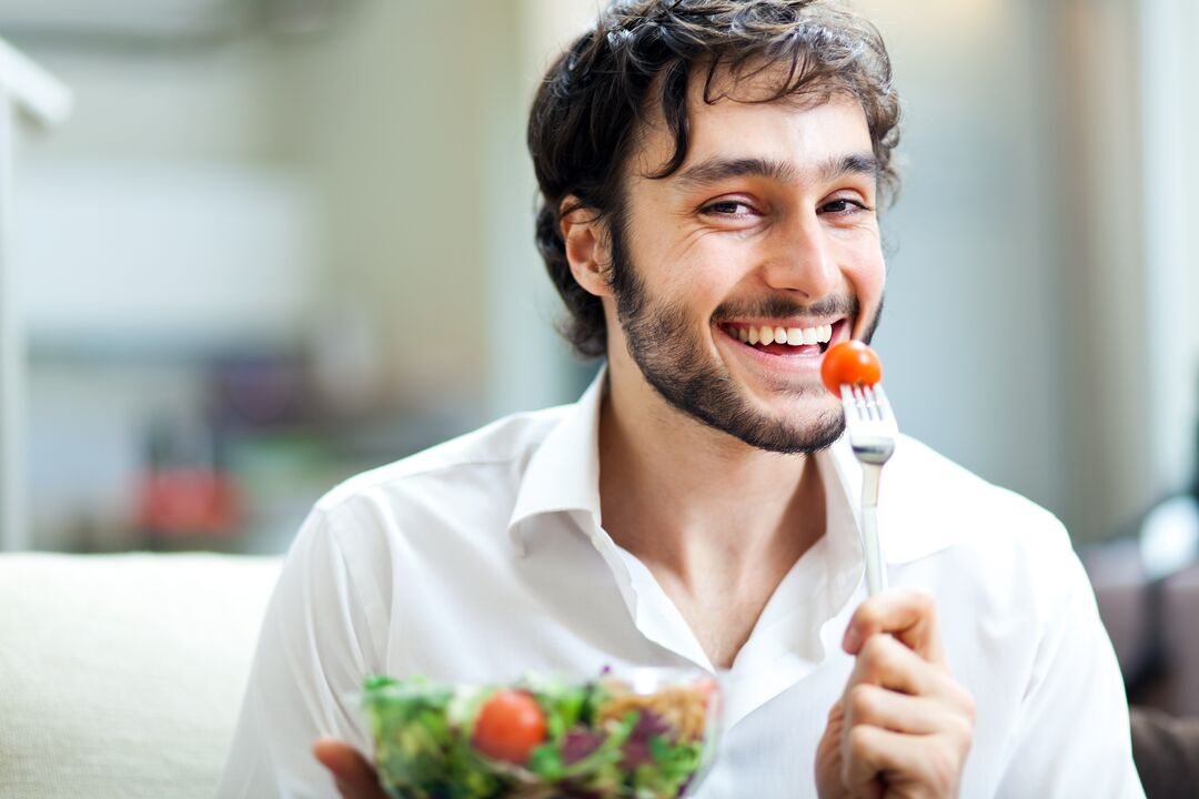 O home come verduras para poder