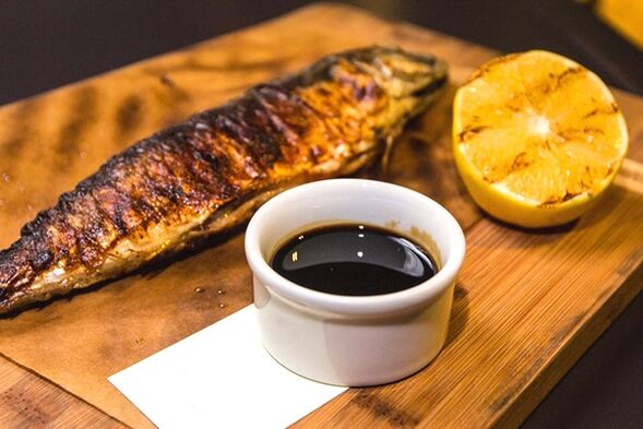 O peixe ao forno con salsa de xenxibre sacia a fame e aumenta a potencia masculina