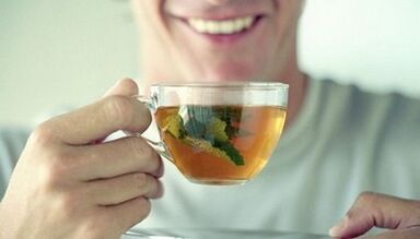 Té de herbas para aumentar a potencia nos homes